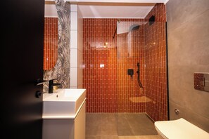 Deluxe Apartment, 1 King Bed | Bathroom | Hair dryer, slippers, towels, soap - Kron (Novi Sad)