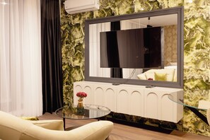 Departamento superior, 1 cama King size | Minibar, espacio para trabajar con laptop y cortinas blackout