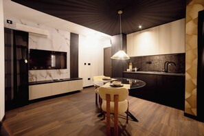 Departamento superior, 1 cama King size | Minibar, espacio para trabajar con laptop y cortinas blackout