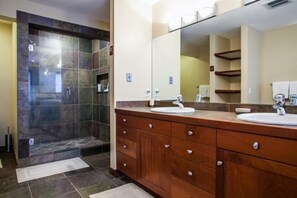 Dusche, Haartrockner, Handtücher