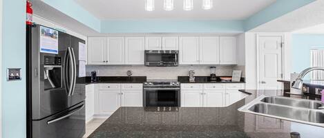 Frigorífico, microondas, horno y lavavajillas