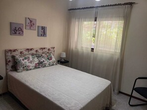 2 slaapkamers, een strijkplank/strijkijzer, internet, beddengoed