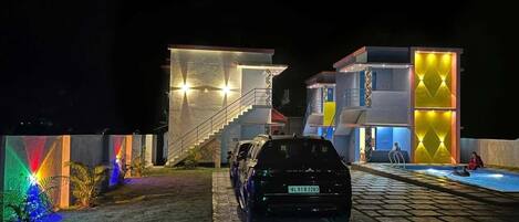 Vista frontal de la propiedad