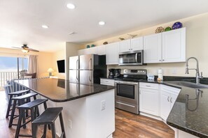 ثلاجة، ميكروويف، فرن، موقد طهي مسطح