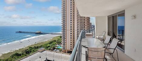 屋外ダイニングエリア