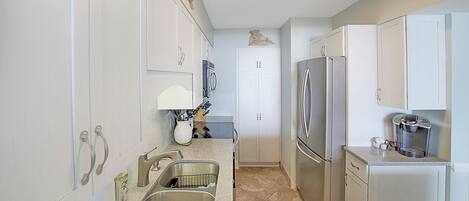 Réfrigérateur, four à micro-ondes, un four, surface de cuisson