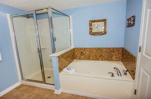 Een douche, een bubbelbad, een haardroger, handdoeken