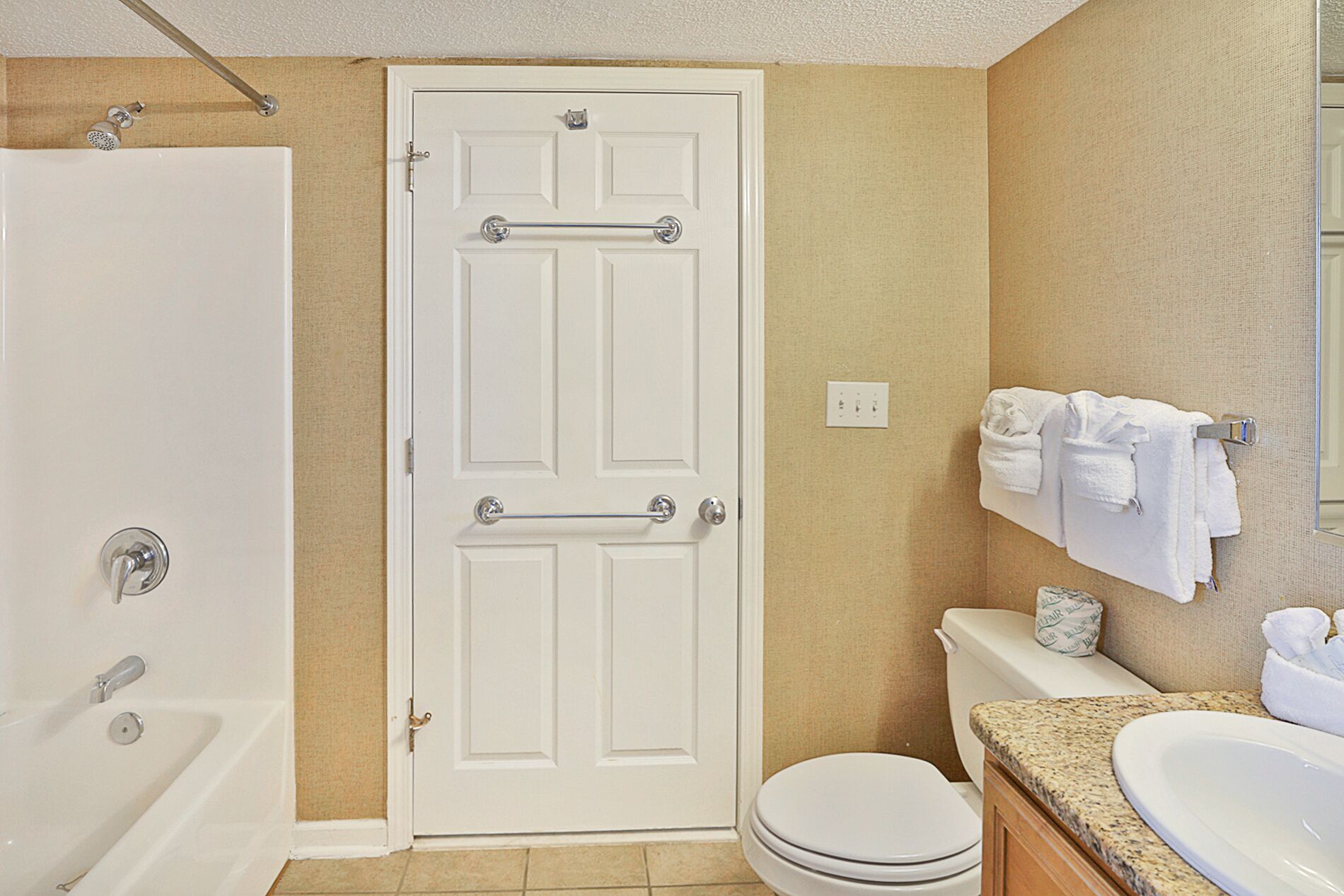 Jack-n-Jill full bath shared between 2nd Bedroom (King) and 3rd Bedroom (Queens)