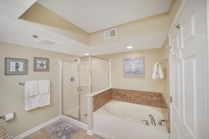 Douche, baignoire à jets, sèche-cheveux, serviettes fournies