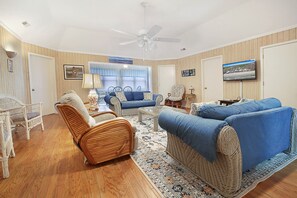 Smart TV - Raised Beach Cottage #62, 3 Pools, Beach (Myrtle Beach)
