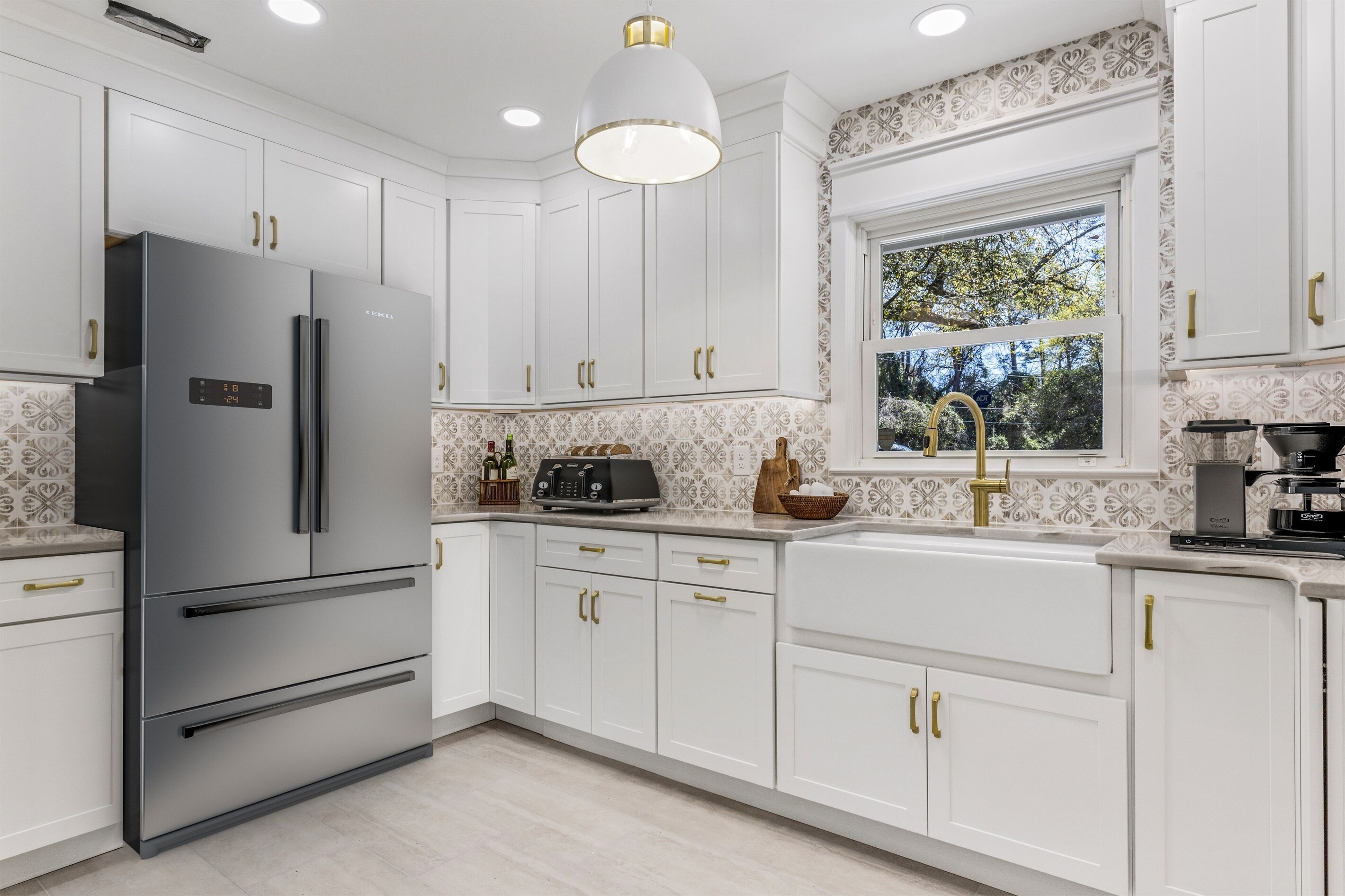 Jääkaappi, mikroaaltouuni, uuni, liesi