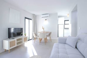 Departamento Confort, vista al jardín | Área de sala de estar | Televisión de pantalla plana