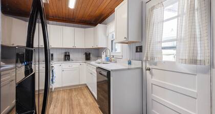 "5 Sea Gals" House across street Pool Pet Friendly