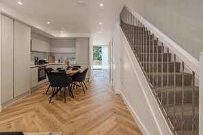 Fridge, microwave, oven, stovetop - The Hidden Suite - 4BR Townhome Roof Top (Greater Manchester)