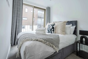 4 bedrooms, desk, iron/ironing board, WiFi - The Hidden Suite - 4BR Townhome Roof Top (Greater Manchester)