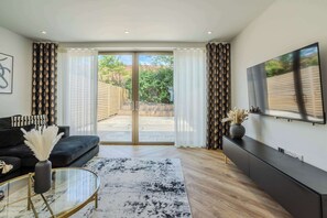 Televisión y oficina 