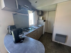 Refrigerador, microondas, parrilla de estufa y cafetera y tetera 