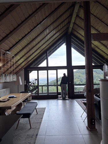 Dachstudio in Traumlage mit spektakulärem Ausblick - mit Balkonen und Garten