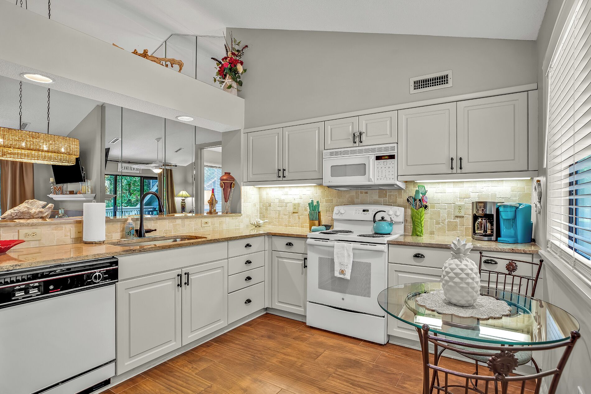 Jääkaappi, mikroaaltouuni, uuni, liesi