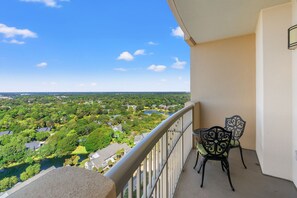Outdoor dining - Margate 2109 in Kingston, Oceanview, Pool, Beach (Myrtle Beach)