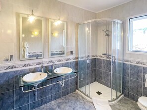 Regadera, toallas, papel de baño 