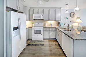 Kjøleskap, mikrobølgeovn, ovn og kokeplater