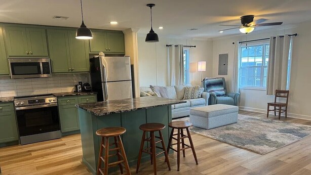 Private kitchen - Friendly Home Near Downtown UL - Fenced Yard (Lafayette)