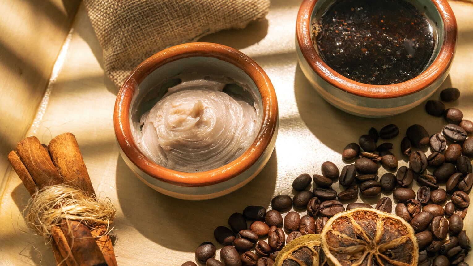 Dos tazones de comida, un manojo de palitos de canela y granos de café.
