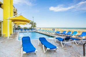 Innendørsbasseng og et oppvarmet basseng