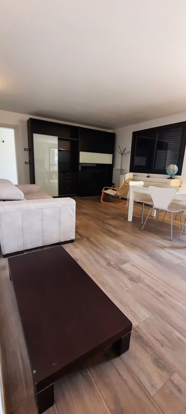 TV - Holiday Home 'La Collina' with Private Terrace, Wi-Fi and Air Conditioning (Galatone)