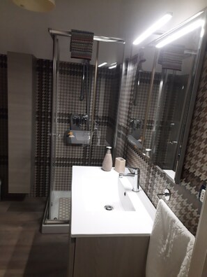 Dusche, Haartrockner, Handtücher