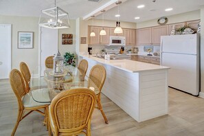 Een koelkast, een microgolfoven, een oven, een kookplaat