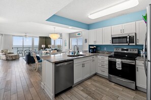 Geladeira, micro-ondas, fogão, cooktop