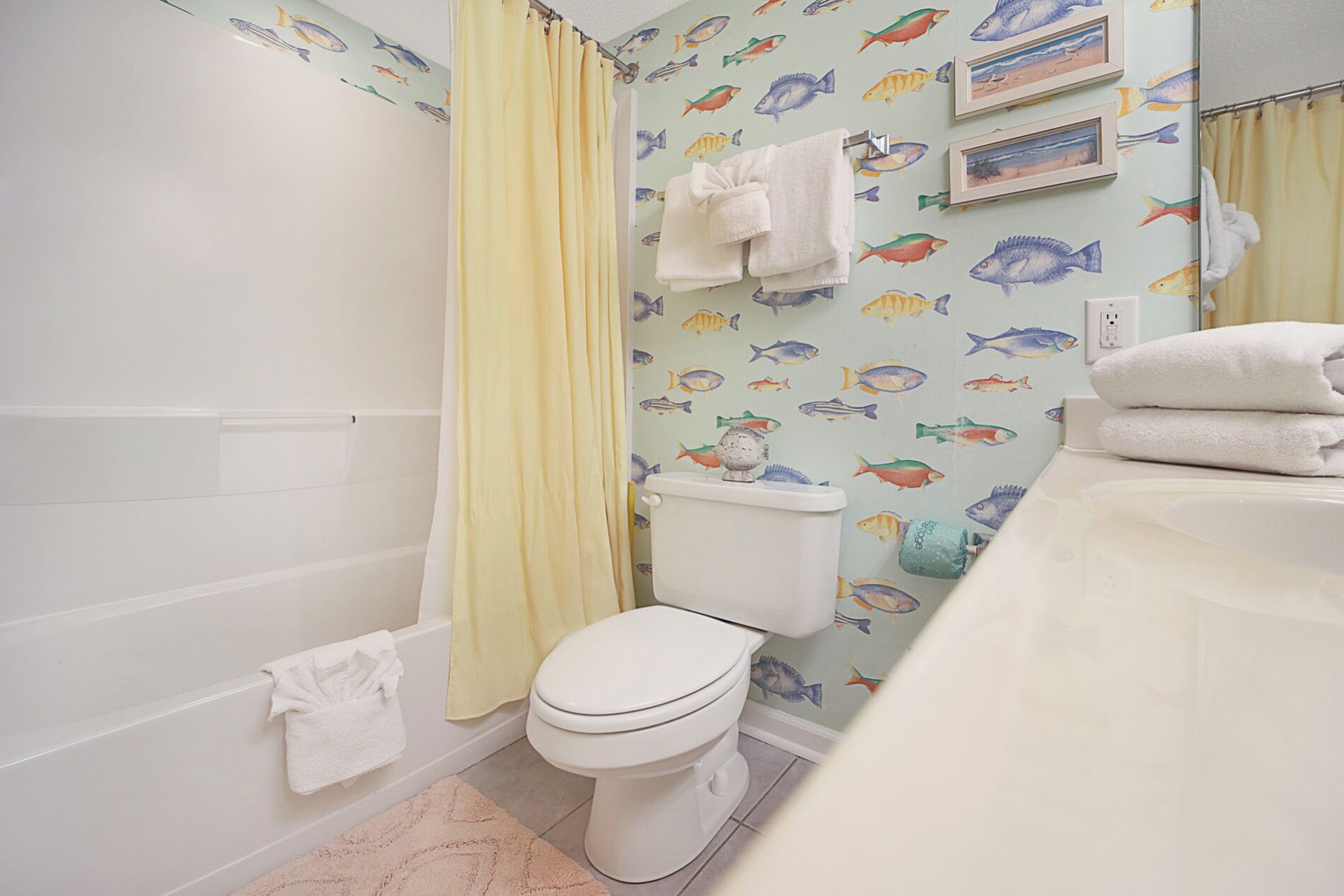 Un bagno con un WC, una vasca e una tenda da doccia.