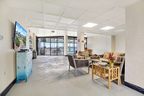 Eine Lobby mit Empfangsschalter, Sitzgelegenheiten und Blick ins Freie.