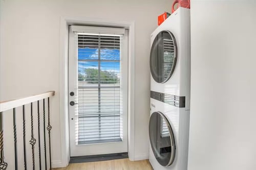 Newly Built Pasadena Retreat Parking Great Location