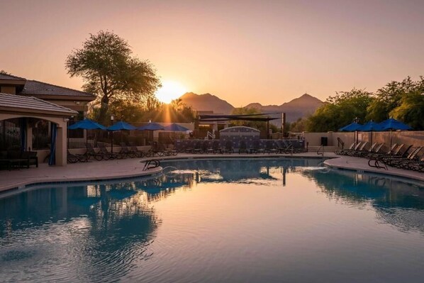 Pool - 3-bedroom condo in fabulous Scottsdale,10 min walk to TPC Golf Course. Park Free (Scottsdale)