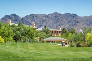 Golf - 3-bedroom condo in fabulous Scottsdale,10 min walk to TPC Golf Course. Park Free (Scottsdale)