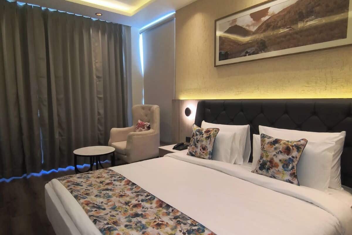 Suite | Desk, laptop workspace, free WiFi