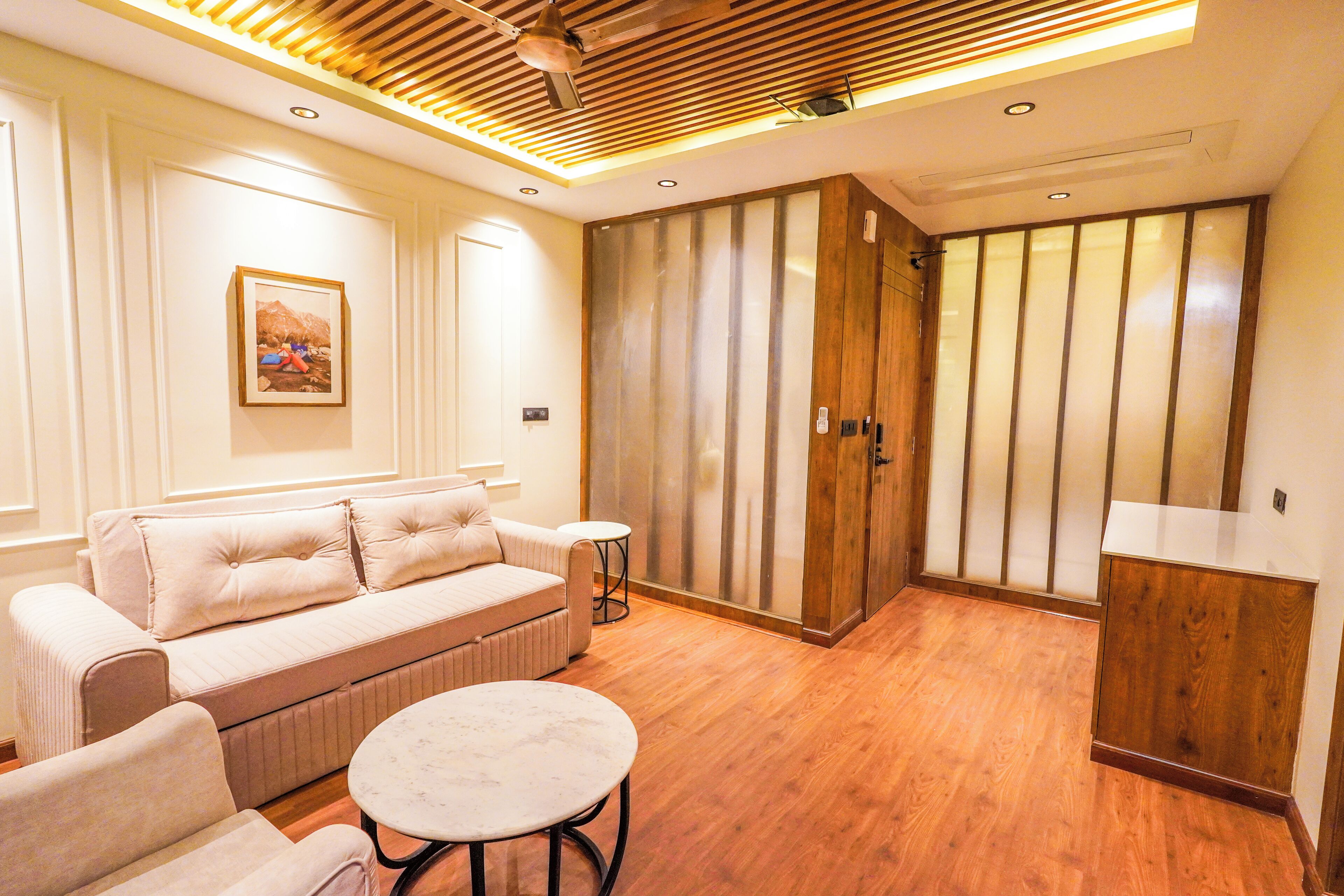 スイート | リビング エリア | 42 インチのスマートテレビ (デジタル放送視聴可)