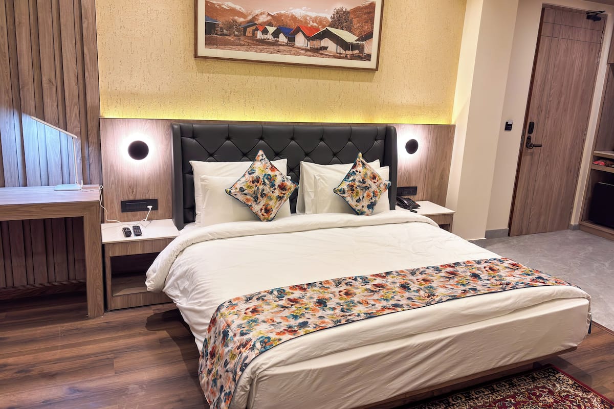 Premium Room | Desk, laptop workspace, free WiFi