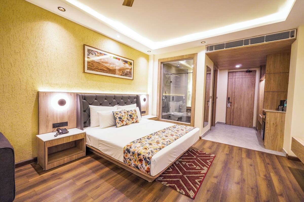 Executive-Doppelzimmer, Bergblick | Schreibtisch, laptopgeeigneter Arbeitsplatz, kostenloses WLAN