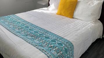 5 bedrooms, iron/ironing board, internet, bed sheets