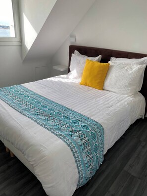 5 عدّة غرف نوم ومكواة/لوح كي وخدمة الإنترنت وملاءات أسرّة