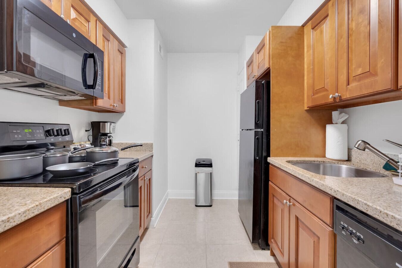 Refrigerador, microondas, horno y parrilla de estufa 