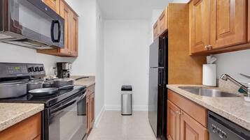 Een koelkast, een magnetron, een oven, een kookplaat