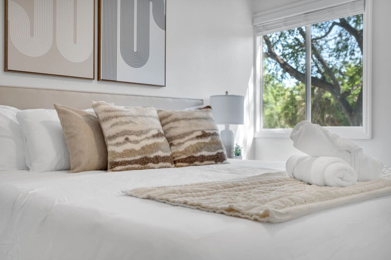 Bureau, fer et planche à repasser, lit parapluie, Wi-Fi