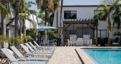 Bayshore King | Free Parking, Pool & Gym Access