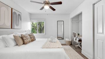 Een bureau, een strijkplank/strijkijzer, reisbedje, wifi