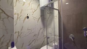 Dusche, Haartrockner, Bidet, Handtücher